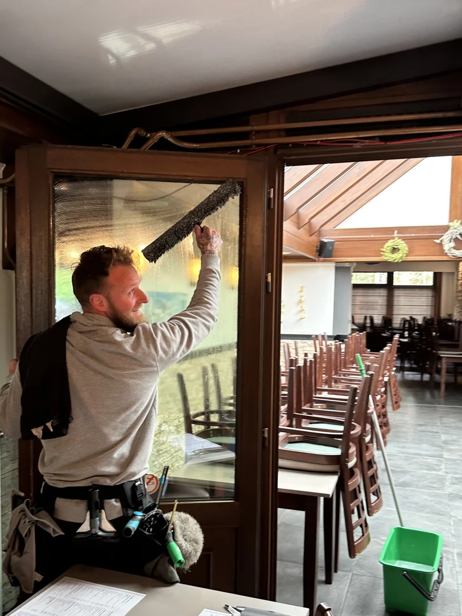 Jeffrey aan het werk tijdens het wassen van ramen